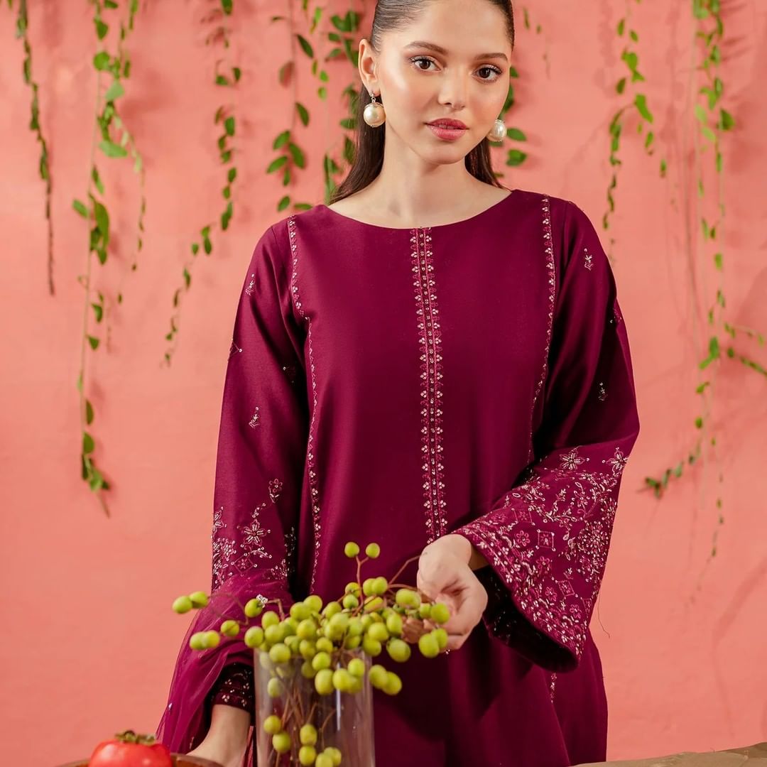Yalina 2Pc – Embroidered dress